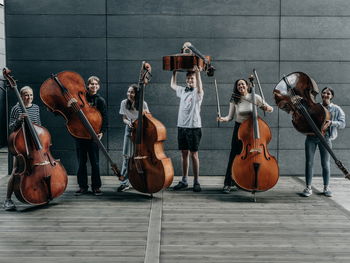 Unge musikere med celloer